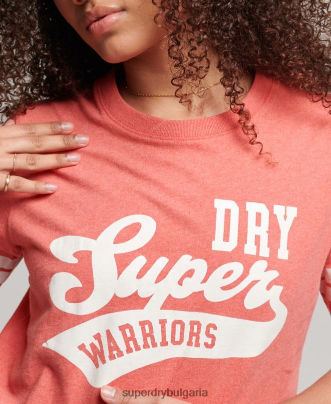 Superdry облекло N00H2247 корал Жени колегиална тениска с реколта от органичен памук