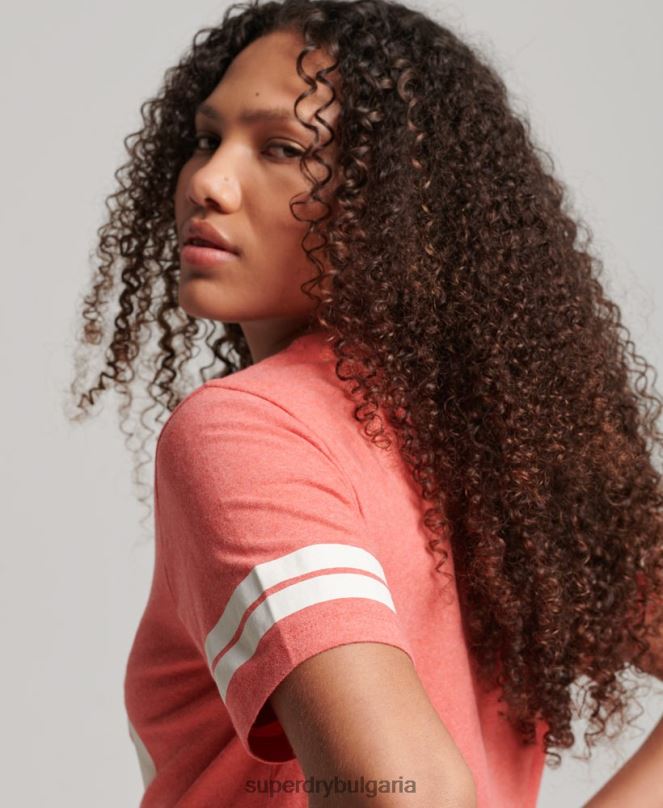 Superdry облекло N00H2247 корал Жени колегиална тениска с реколта от органичен памук