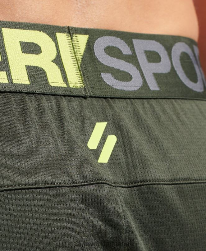Superdry облекло N00H1404 зелено мъже основни спокойни шорти