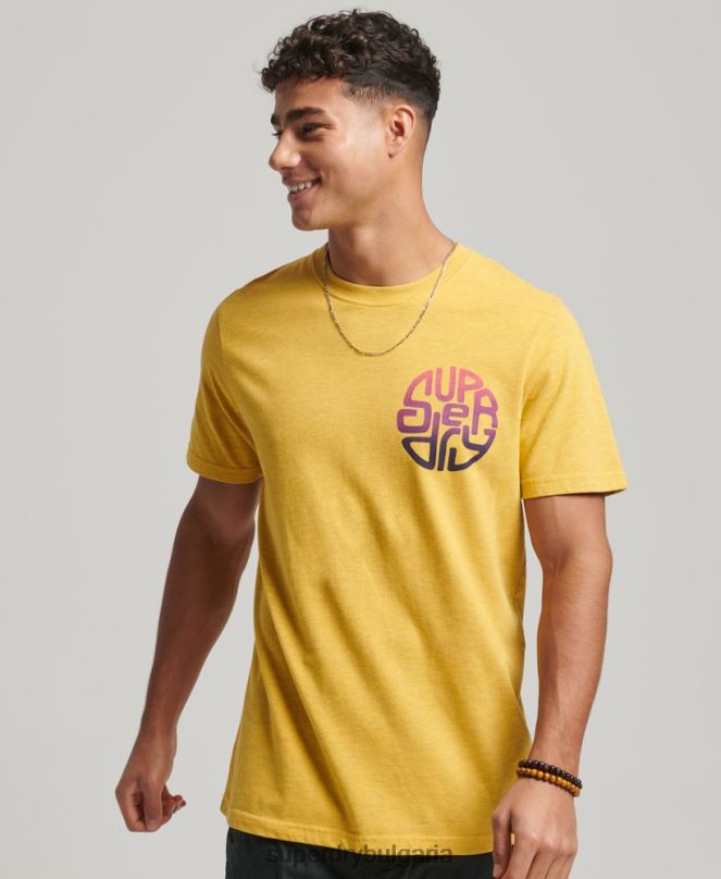 Superdry облекло N00H22 жълто мъже ретро тениска със стикери за пътуване