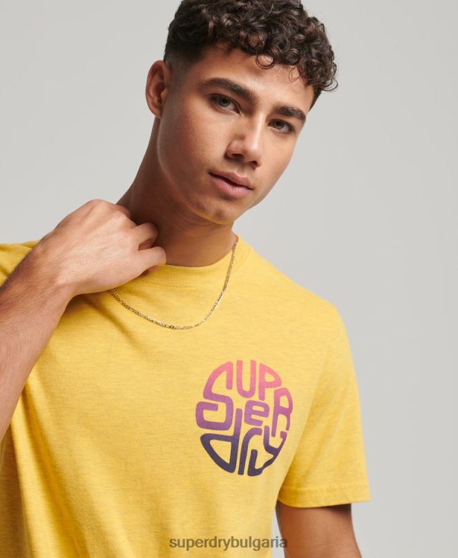 Superdry облекло N00H22 жълто мъже ретро тениска със стикери за пътуване