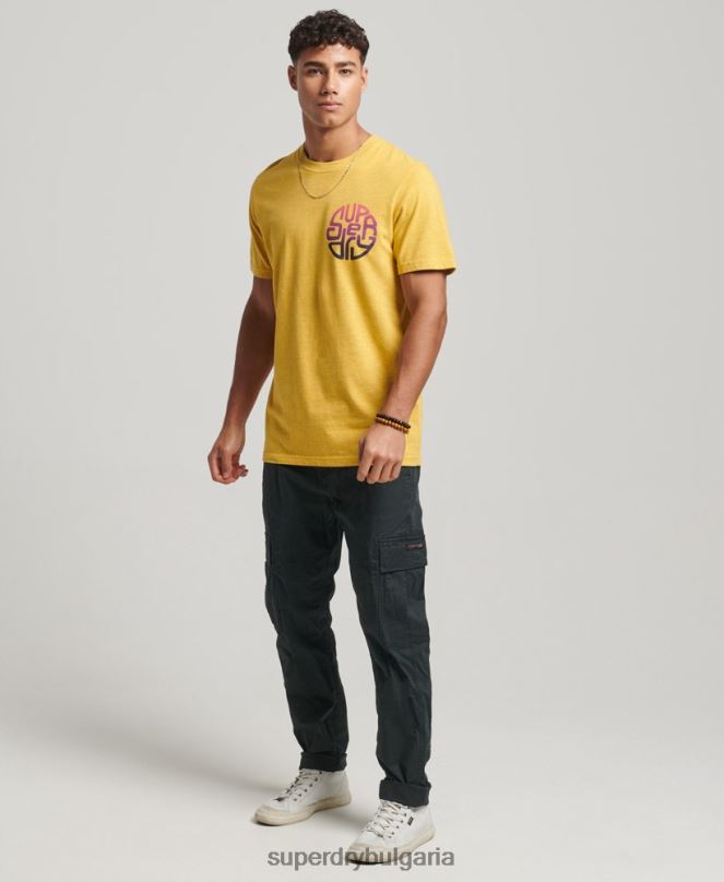 Superdry облекло N00H22 жълто мъже ретро тениска със стикери за пътуване